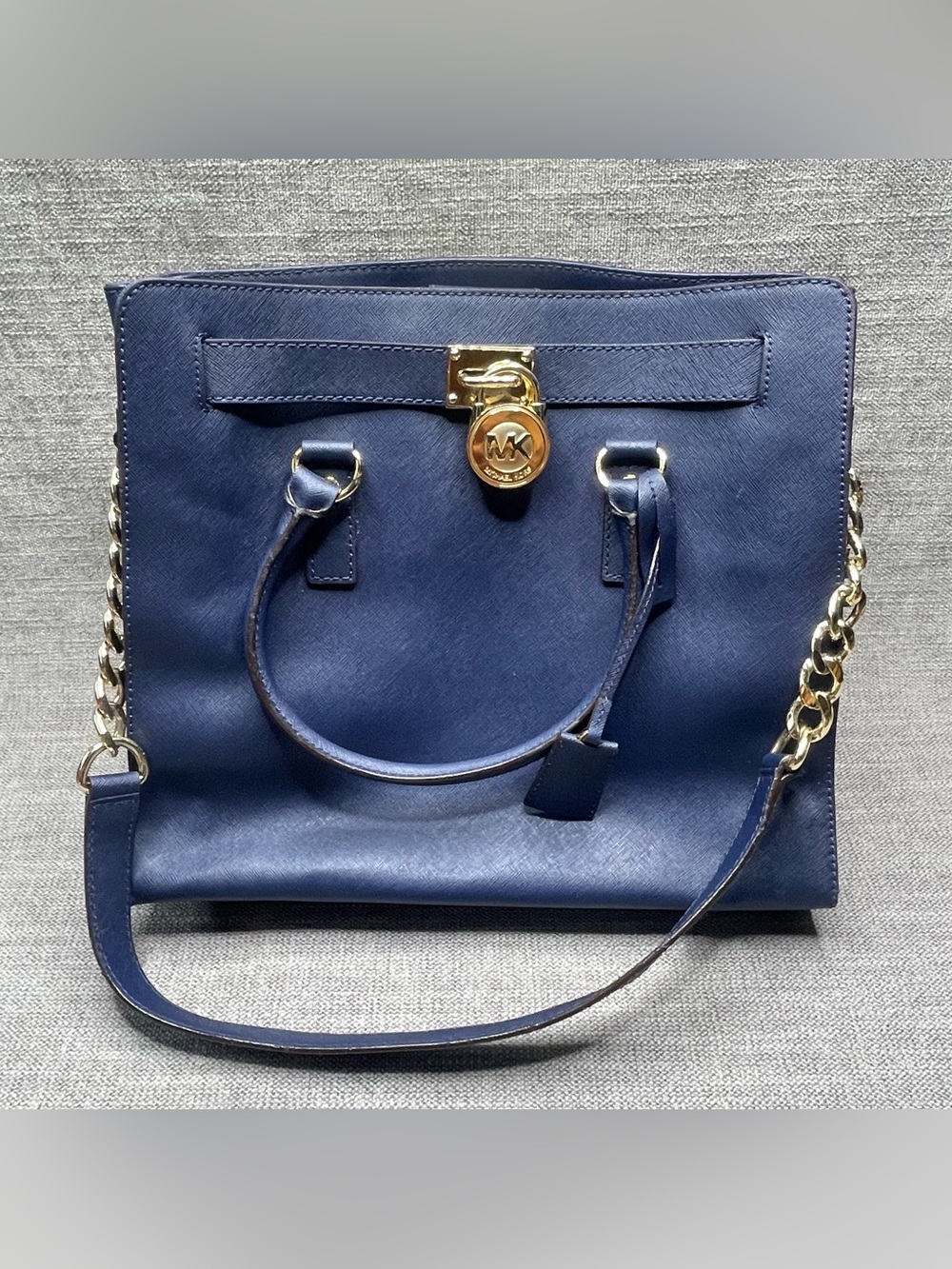 Michael Kors Hamilton Traveler Lock & Key navy Large Tote